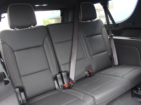New 2026 Chevrolet Suburban Premier AWD/4WD image 19