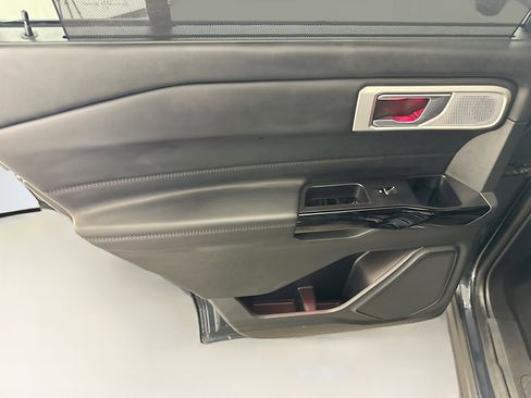 Used 2023 Ford Explorer Platinum w/ Technology Package AWD/4WD image 25