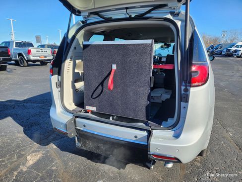 Used 2024 Chrysler Pacifica Touring-L image 29