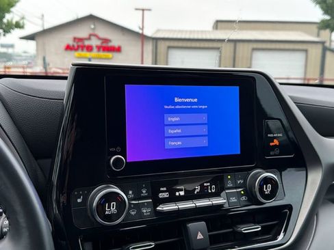 Used 2023 Toyota Highlander XLE FWD image 28