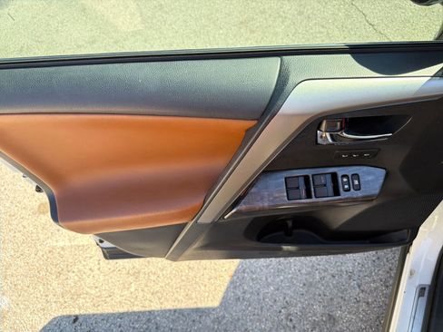 Used 2017 Toyota RAV4 Platinum image 19