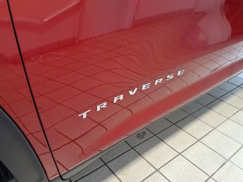 Used 2025 Chevrolet Traverse LT FWD image 6
