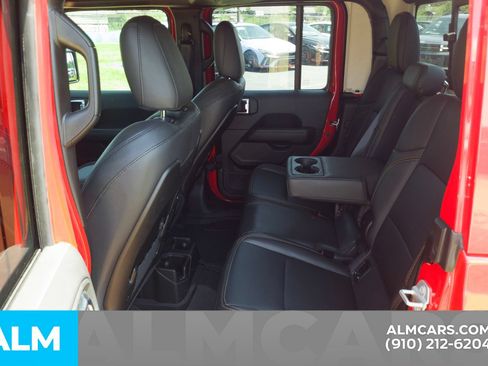 Used 2025 Jeep Gladiator Sport AWD/4WD image 17