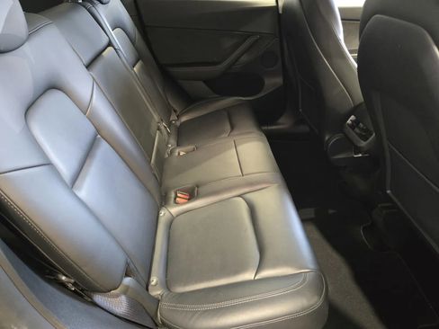 Used 2022 Tesla Model Y Long Range image 9