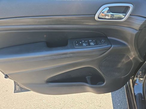 Used 2022 Jeep Grand Cherokee Laredo X image 9