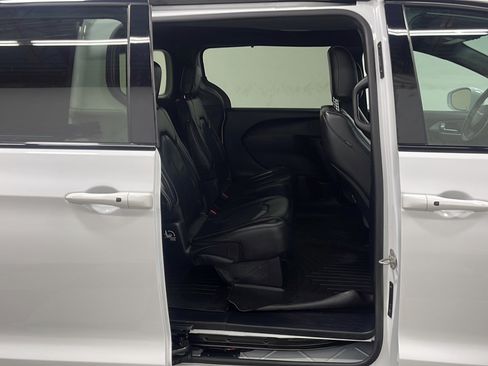 Used 2020 Chrysler Pacifica Touring-L w/ S Appearance Package FWD image 19