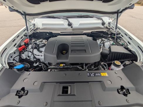 New 2026 Land Rover Defender 110 X-Dynamic SE image 31