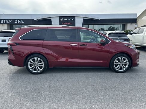 Used 2023 Toyota Sienna Platinum image 9