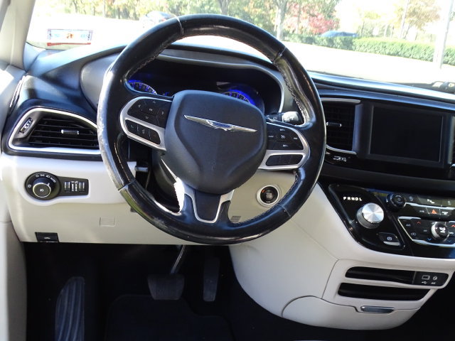 Used 2020 Chrysler Pacifica Touring-L FWD image 6
