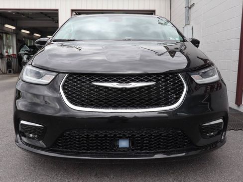 Used 2023 Chrysler Pacifica Touring-L FWD image 2
