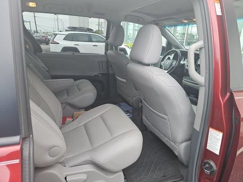 Used 2017 Toyota Sienna XLE w/ XLE Navigation Package AWD/4WD image 9