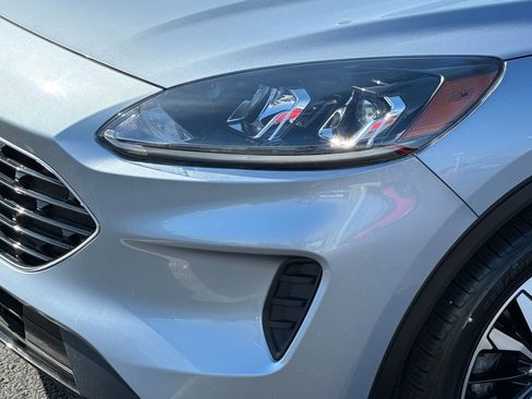 Used 2022 Ford Escape SE w/ SE Sport Appearance Package image 9