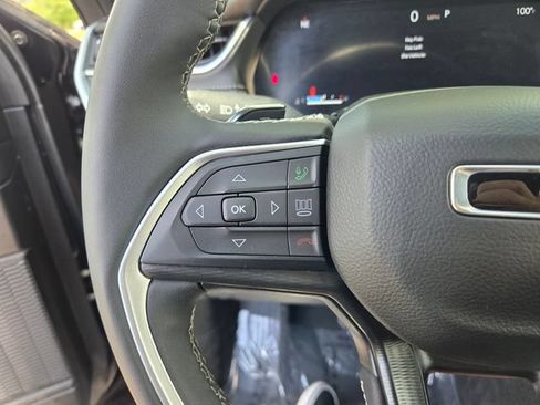 Certified 2025 Jeep Grand Cherokee Altitude AWD/4WD image 28