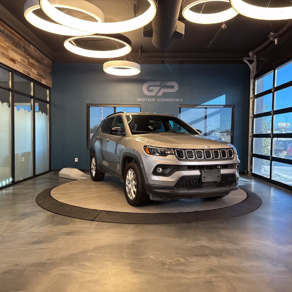 Used 2023 Jeep Compass Latitude AWD/4WD image 1