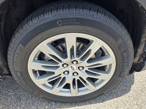 Certified 2025 Ford Explorer Platinum RWD image 12