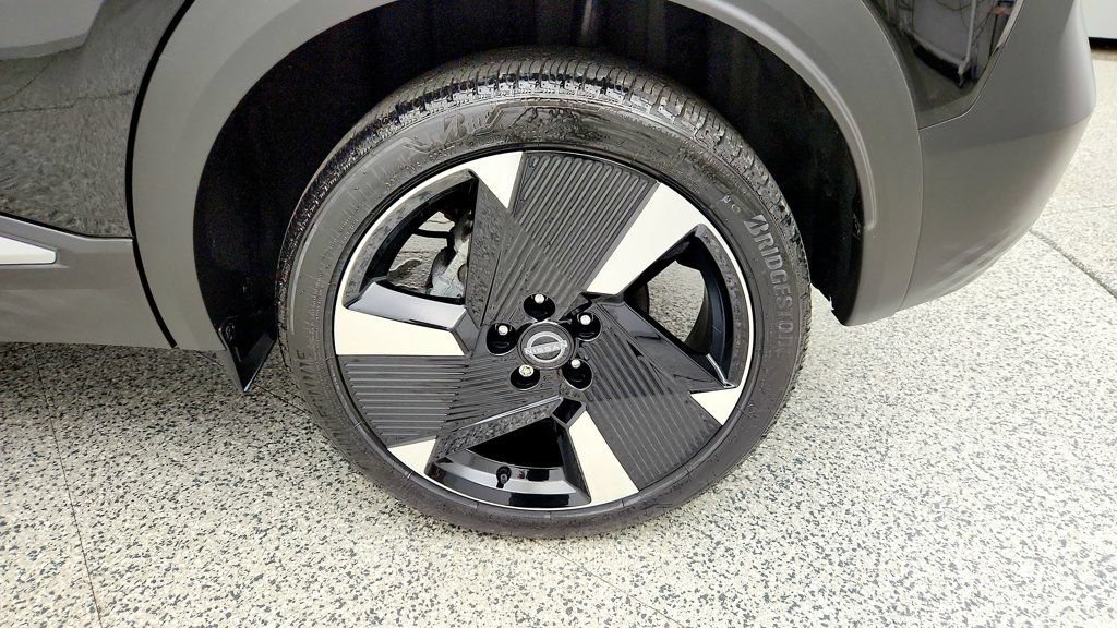 Used 2025 Nissan Kicks SR w/ SR Premium Package AWD/4WD image 9