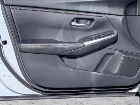 Certified 2025 Nissan Sentra SR w/ Midnight Edition FWD image 12