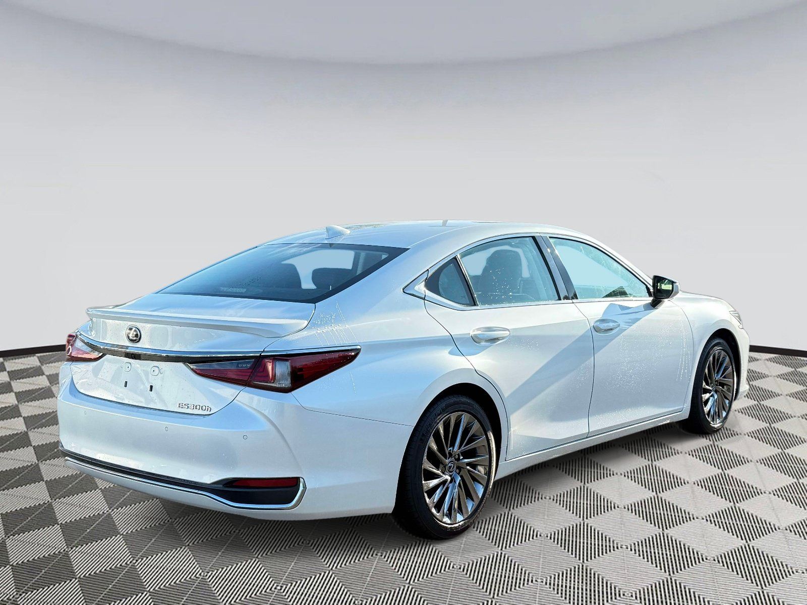 Used 2024 Lexus ES 300h Ultra Luxury w/ Accessory Package (Z2) FWD image 2
