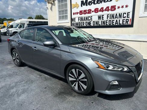 Used 2021 Nissan Altima 2.5 SV image 2