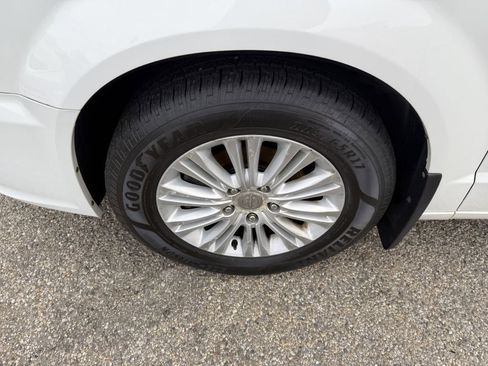 Used 2014 Chrysler Town & Country Limited w/ Luxury Group image 14