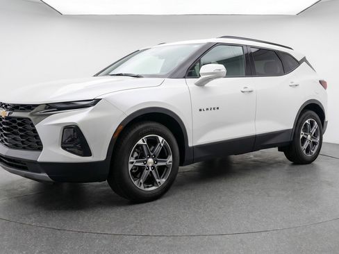 Used 2025 Chevrolet Blazer LT FWD image 3