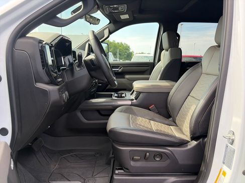Used 2025 Chevrolet Silverado 2500 ZR2 w/ Technology Package AWD/4WD image 15