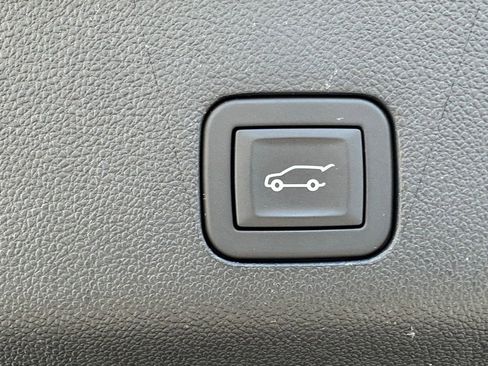 Certified 2025 Chevrolet Suburban LT image 10