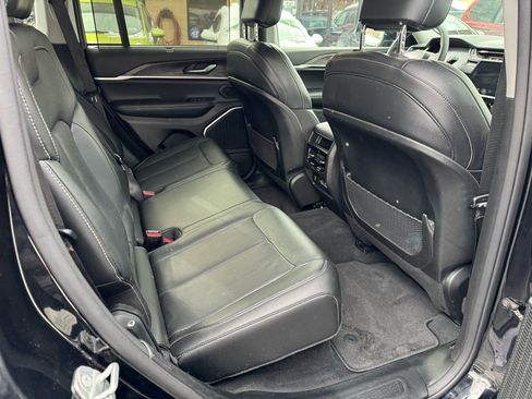 Used 2022 Jeep Grand Cherokee Limited w/ Luxury Tech Group II image 11