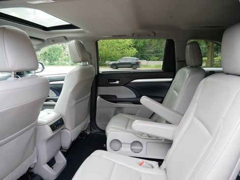 Used 2017 Toyota Highlander XLE AWD/4WD image 9