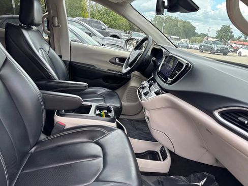 Used 2023 Chrysler Pacifica Touring-L FWD image 14