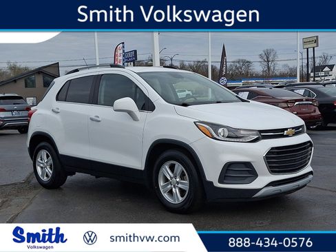 Used 2018 Chevrolet Trax LT w/ LT Convenience Package image 1