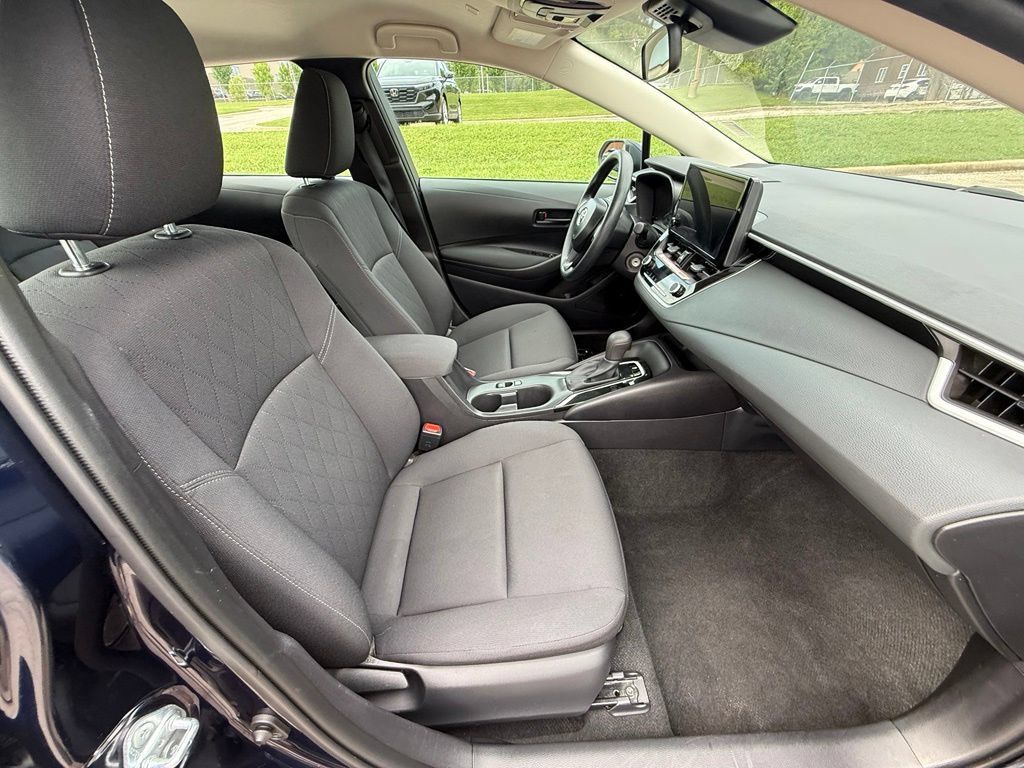 Used 2025 Toyota Corolla LE FWD image 40