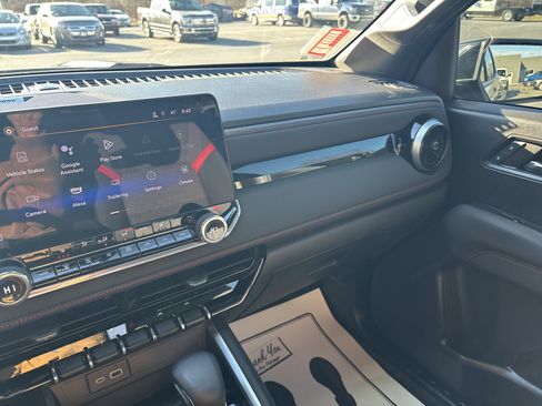 Used 2024 Chevrolet Colorado Z71 w/ Z71 Convenience Package 2 image 23