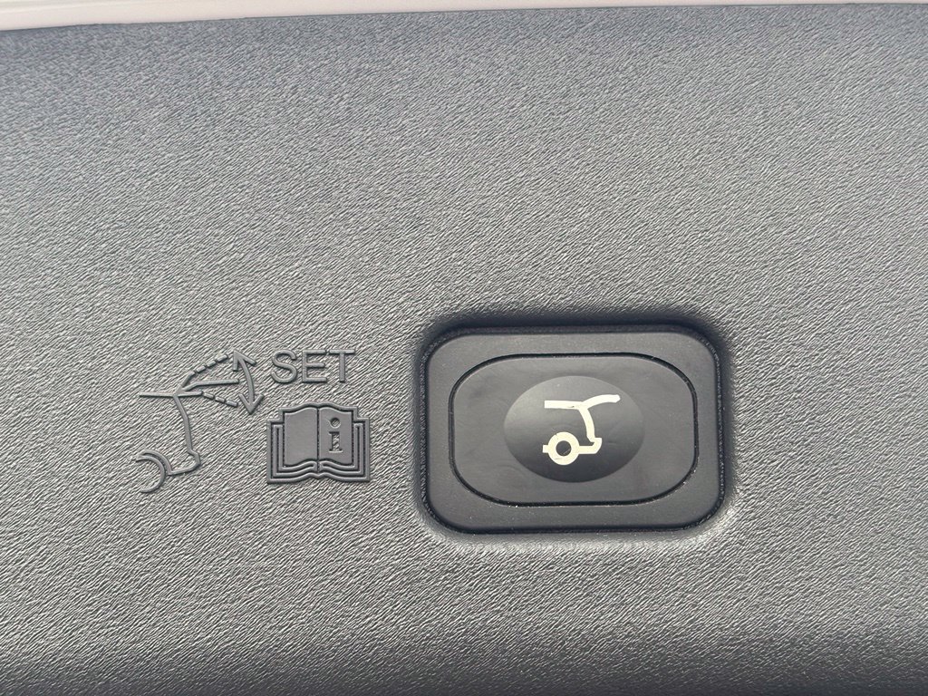 Used 2024 Lincoln Nautilus Premier AWD/4WD image 7