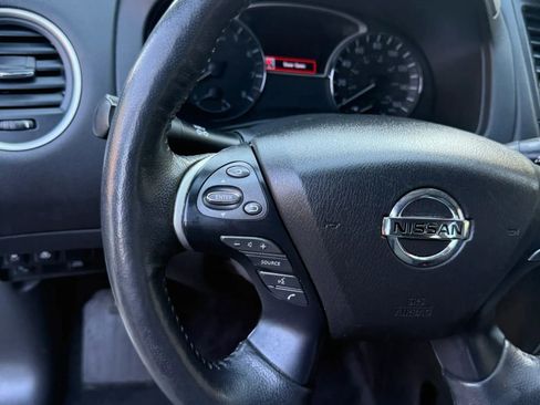 Used 2018 Nissan Pathfinder SV w/ SV Tech Package image 39