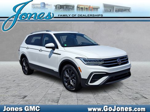 Used 2022 Volkswagen Tiguan SE AWD/4WD image 1