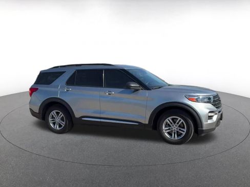 Used 2024 Ford Explorer XLT w/ Equipment Group 202A RWD image 2