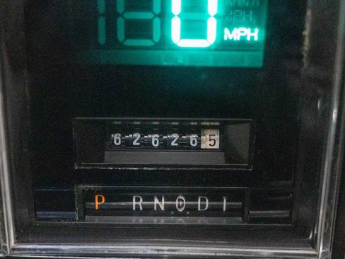 Used 1988 Lincoln Town Car Signature RWD image 13