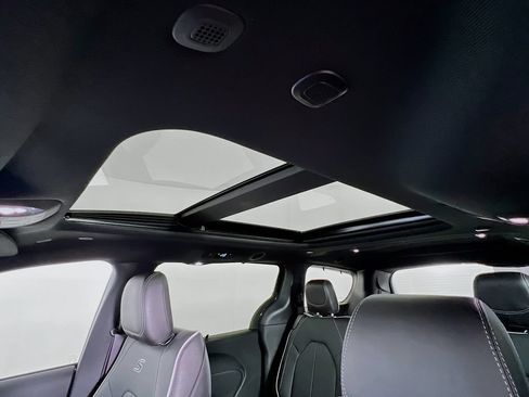 New 2027 Chrysler Pacifica Limited AWD/4WD image 23