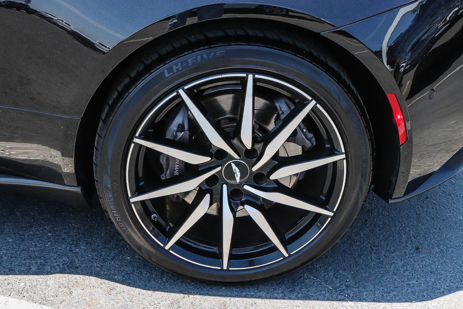 Used 2020 Aston Martin DB11 Coupe RWD image 12