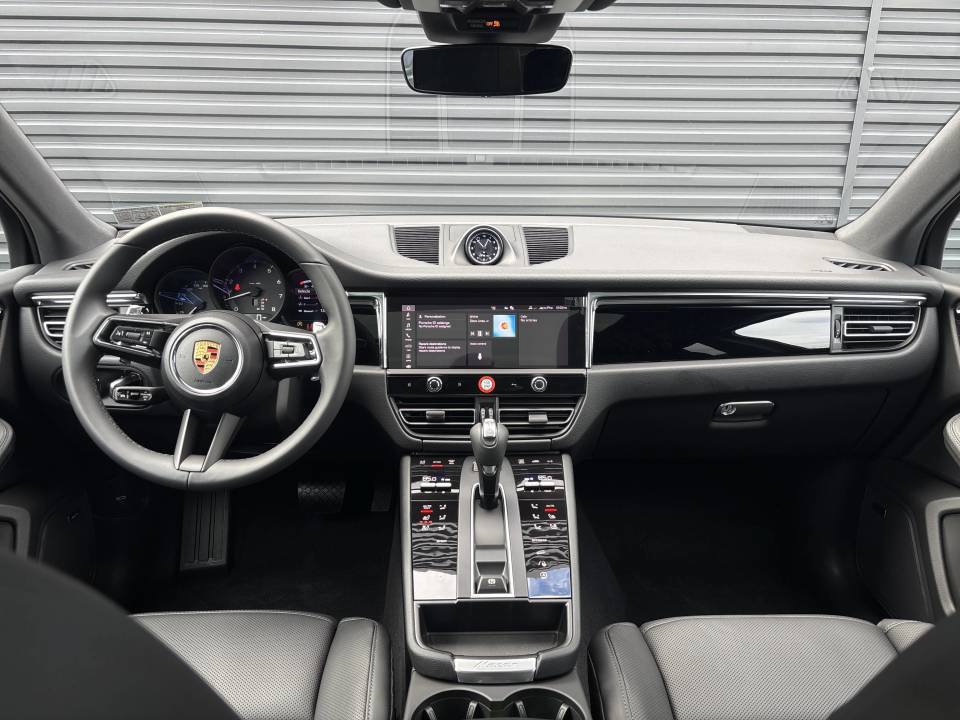 Certified 2026 Porsche Macan AWD/4WD image 12