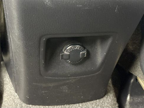 Used 2018 Toyota RAV4 SE image 37