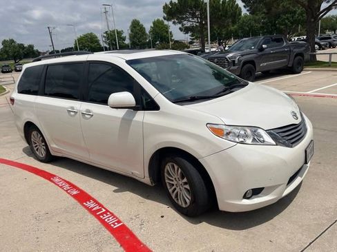 Used 2017 Toyota Sienna XLE Premium FWD image 4
