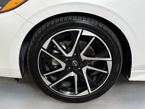 Used 2024 Nissan Sentra SR w/ SR Premium Package FWD image 29
