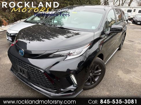 Used 2024 Toyota Sienna XSE w/ XSE Plus Package image 1