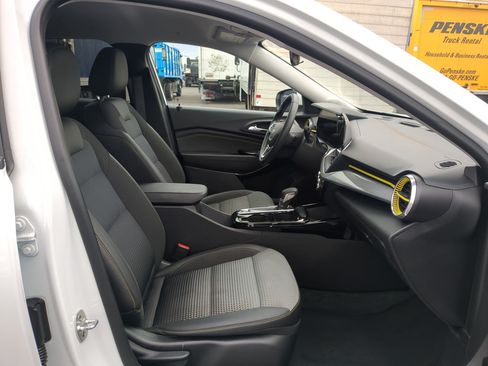 Used 2024 Chevrolet Trax LT w/ Driver Confidence Package FWD image 27