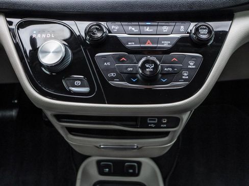 Used 2019 Chrysler Pacifica Touring-L w/ Advanced Safetytec Group FWD image 29