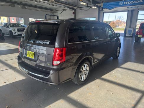 Used 2019 Dodge Grand Caravan SXT image 5