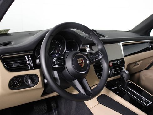 Certified 2025 Porsche Macan image 4