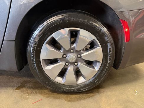 Used 2019 Chrysler Pacifica Limited w/ Advanced Safetytec Group FWD image 26